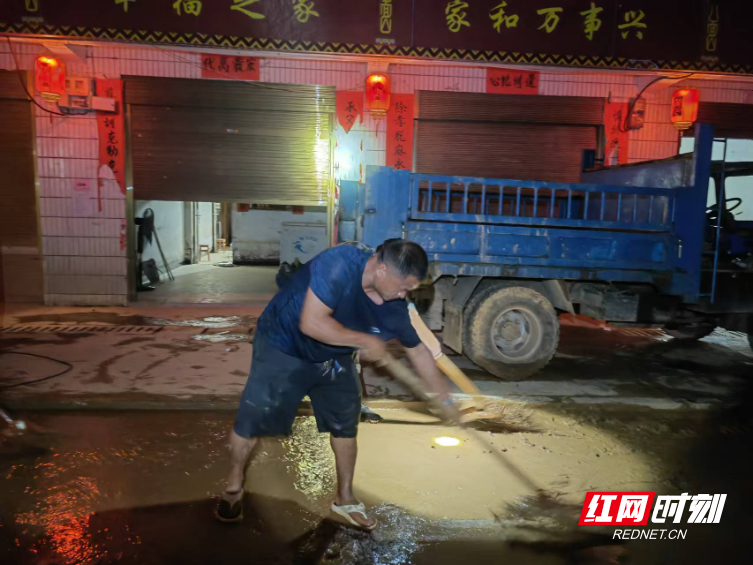 洪灾无情 代表有爱——资兴市人大代表黎忠任的竹木制品心意